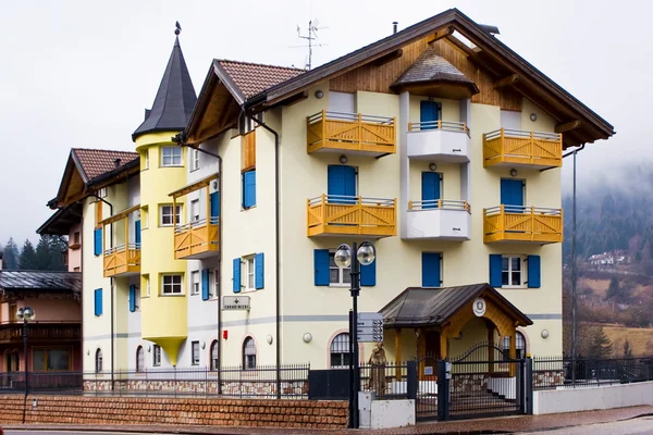 Typische alpine Polizeikasernen, Italien Stockbild