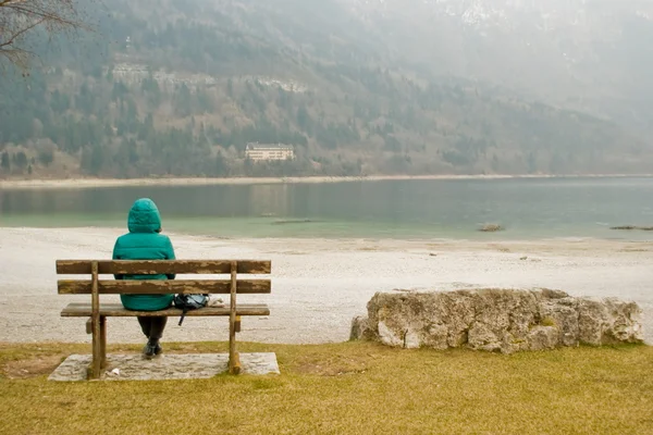Frau sitzt in Einsamkeit lizenzfreie Stockbilder
