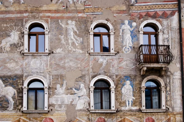 Frente a um edifício antigo, Trento — Fotografia de Stock