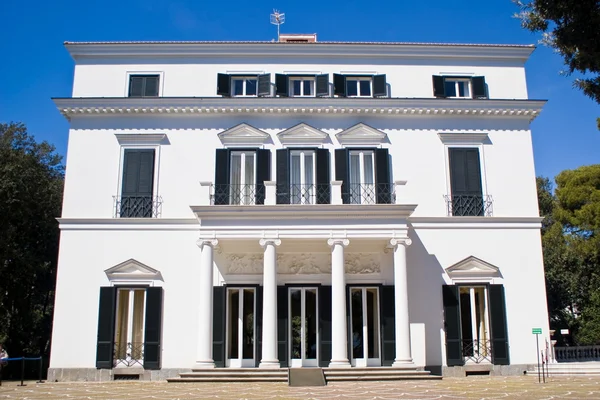 Façade d'une villa néoclassique — Photo