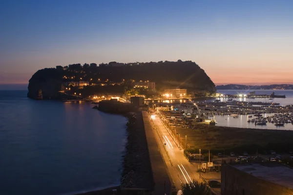 Puesta de sol detrás de la isla de Nisida, Nápoles — Foto de Stock