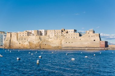Napoli Körfezi 'nden Yumurta Kalesi (Castel dell' Ovo) manzarası