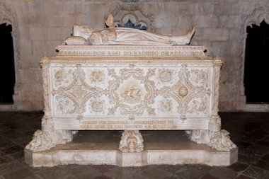 Portekiz, Lizbon 'daki Jeronimos Manastırı' nda bulunan Vasco ad Gama 'nın özenle oyulmuş taş mezarı.