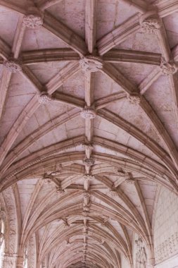 Portekiz 'in Lizbon Belem bölgesindeki Jeronimos Manastırı' nın (Mosteiro dos Jeronimos) içindeki muhteşem, çok çatallı taşlı tavan manzarası.