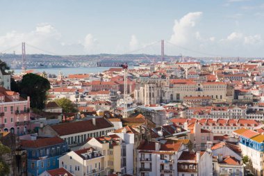 Portekiz 'in Lizbon şehrinin panoramik manzarası Miradouro da Graca ya da Miradouro da Senhora do Monte gibi yüksek bir perspektiften görülmektedir.