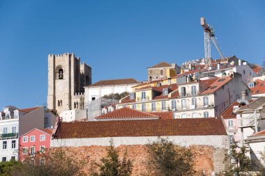 Lizbon, Portekiz 'in Alfama ilçesi ve Katedral (Se) kentindeki binaların manzarası