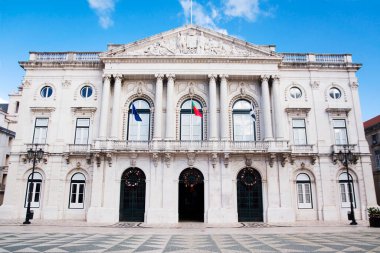 Lizbon, Portekiz 'deki tarihi Praca do Municipio meydanında Lizbon Belediyesi' nin (Camara Belediyesi veya Pacos do Concelho) ön ve geniş açılı bir görüntüsü vardır.