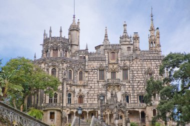 Portekiz 'in Sintra kentindeki Quinta da Regaleira Sarayı' nın (Palacio da Regaleira) tam kare görüntüsü.