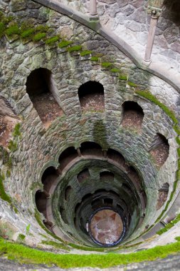 Sintra, Portekiz 'deki büyüleyici Quinta da Regaleira malikanesinin 27 metrelik sarmal merdiveni ya da ters dönmüş kulesine bakın.
