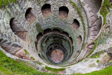 Sintra, Portekiz 'deki büyüleyici Quinta da Regaleira malikanesinin 27 metrelik sarmal merdiveni ya da ters dönmüş kulesine bakın.
