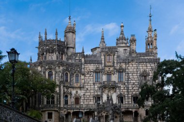 Portekiz 'in Sintra kentindeki Quinta da Regaleira Sarayı' nın (Palacio da Regaleira) tam kare görüntüsü.