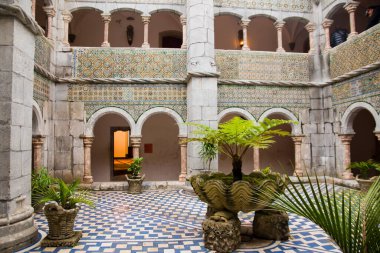 Portekiz 'in Sintra kentindeki UNESCO Dünya Mirasları Bölgesi olan Pena Ulusal Sarayı sınırları içindeki tarihi Manueline Manastırı avlusunun manzarası