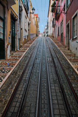 Portekiz, Lizbon 'un Bica bölgesindeki Rua da Bica de Duarte Belo' daki ünlü Ascensor da Bica funicular demiryolunun dik yokuşuna bakın.