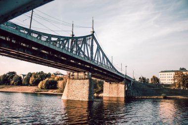 Gün batımında büyük köprü. Yaz fotoğraf çekimi 2021