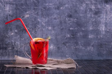 Biberiye ve çilek ile baharatlı meyve çayı. Metniniz için yer