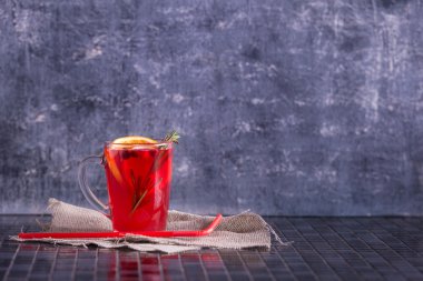 Biberiye ve meyve ve çilek bitkisel çay. Senin t için yer