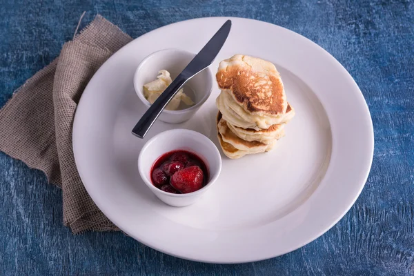 Plat vue du dessus avec crêpes et couteau et beurre et fraise — Photo