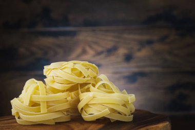 İtalyan makarnası ahşap masada fotokopi alanı ile