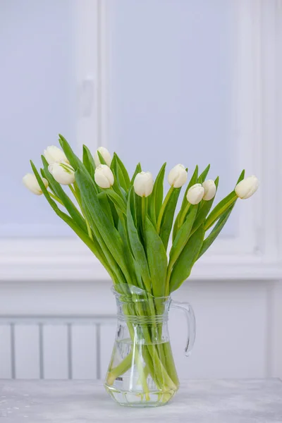 Tulipas Brancas Mesa Sala Com Espaço Cópia — Fotografia de Stock