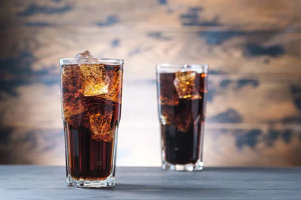 Twee Glazen Drank Met Koude Limonade Ijsblokjes Kopieer Ruimte Voor — Stockfoto