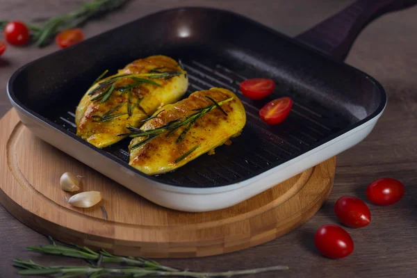 Chicken in a grill-pan with tomato — Stock Photo, Image