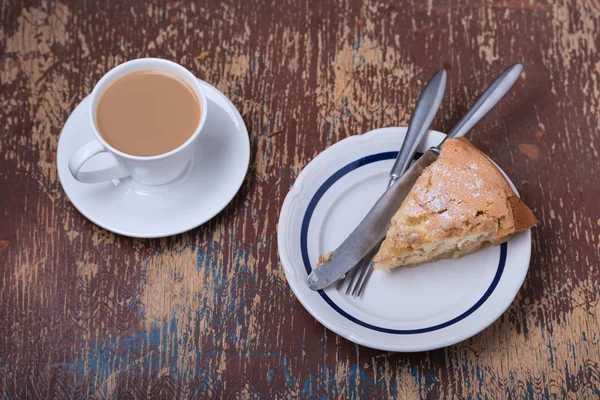 Домашній органічний яблучний пиріг і чашка кави — стокове фото