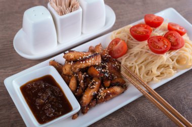 ekşi-tatlı sos ve iki yemek çubukları ile portre makarna