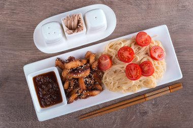 tavuk ve iki çubuk makarna