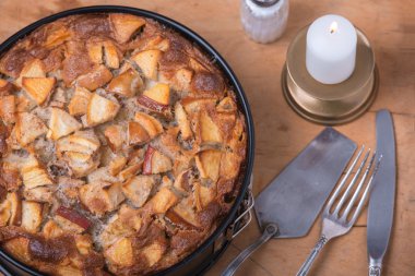 Elma ahşap arka plan ile ev yapımı pasta