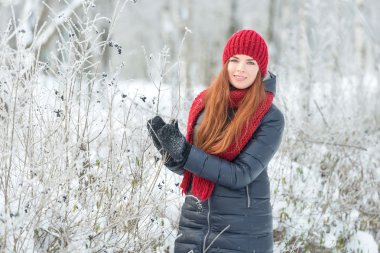 Gülümseyen güzel genç kadın açık