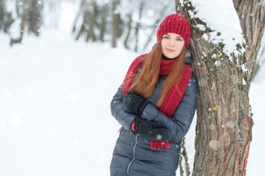 Muhteşem kış gülümseyen kadın portresi