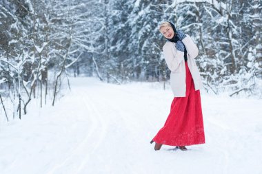 Gülümseyen güzel genç kadın Kırmızı elbiseli