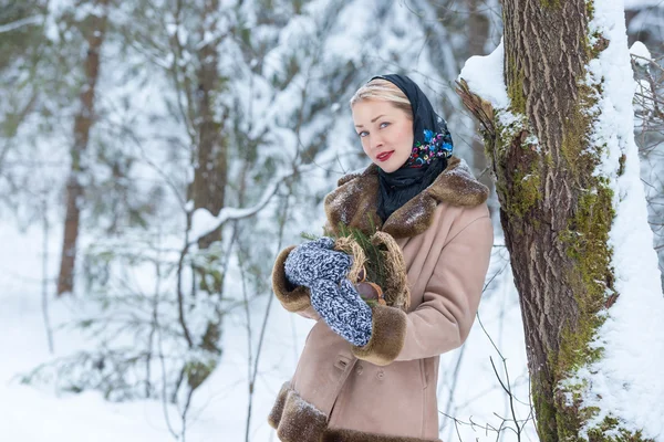 Güzel Rus kış kız karlı ormandaki — Stok fotoğraf