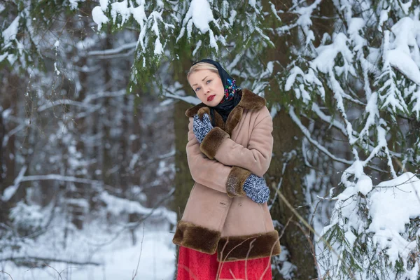 Русская зимняя девушка в снежном лесу — стоковое фото