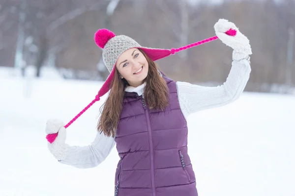 Радостная улыбающаяся девушка в зимнем парке — стоковое фото