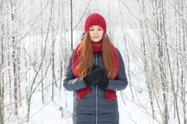 Kış parkta güzel kadınlarla rüyalar
