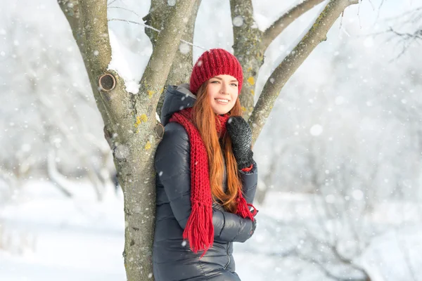Портрет великолепной зимней улыбающейся женщины — стоковое фото