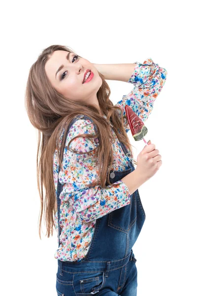 Hermosa chica sonriente posando en el estudio con piruleta —  Fotos de Stock