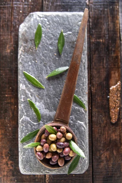 Blandade oliver, inlagda i saltlake — Stockfoto