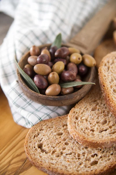 Bread and olives — Stock Photo, Image