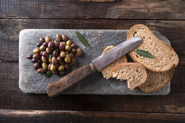 Brood en olijven — Stockfoto