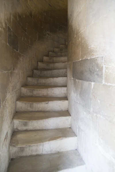 Alte Treppe aus weißem Marmor — Stockfoto