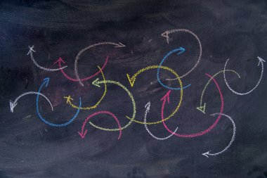 Renkli oklar eğrisel