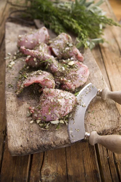 Porciones de conejo crudo —  Fotos de Stock