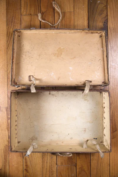 旧纸板手提箱 — 图库照片