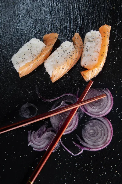 Präsentation Eines Tellers Sushi Mit Einer Beilage Auf Basis Roter — Stockfoto