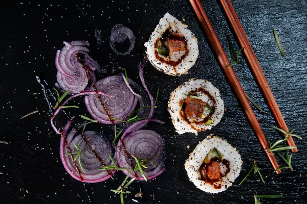 Prezentace Talíře Sushi Postranní Miskou Bázi Červené Cibule — Stock fotografie