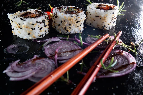 Präsentation Eines Tellers Sushi Mit Einer Beilage Auf Basis Roter — Stockfoto