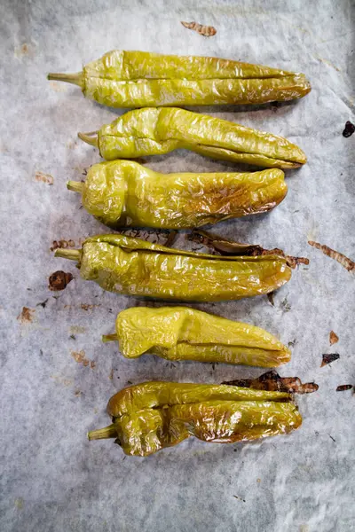 Παρουσίαση Μιας Δέσμης Πράσινων Πιπεριών Μαγειρεμένων Στο Φυσικό Φούρνο — Φωτογραφία Αρχείου