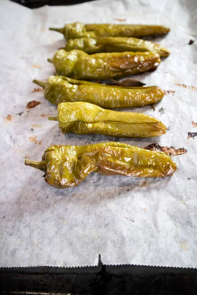 Presentatie Van Een Bos Groene Paprika Gekookt Natuurlijke Oven — Stockfoto